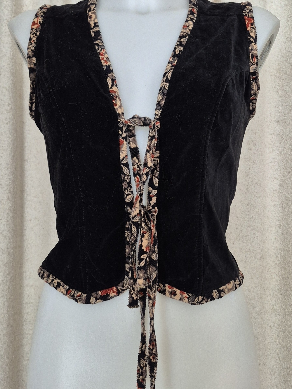 70s Vintage Joyce Palmer Floral Velvet Vest in Black